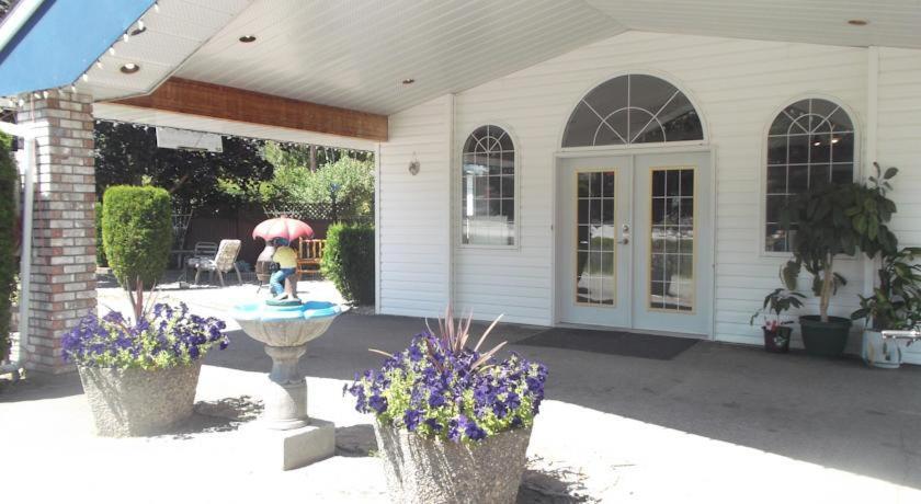 Anchor Riverfront Motel Sicamous Exterior photo