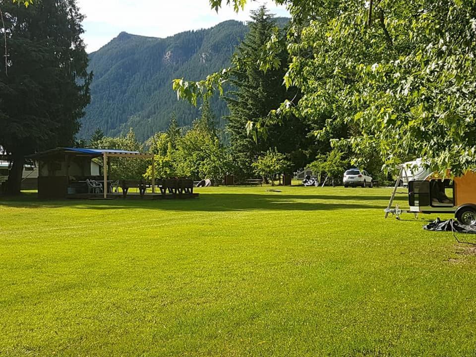 Anchor Riverfront Motel Sicamous Exterior photo